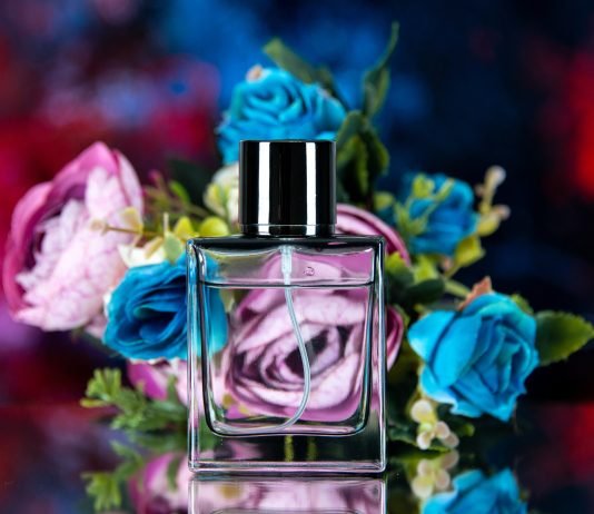 Gratë që vëjnë parfum kur shkojnë në xhami