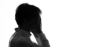 Ai ka kryer një veprim të pamoralshëm gjatë ditës së Ramazanit dhe ka frikë se nëse agjëron dy muaj do të ekspozohet dhe do të turpërohet. Çfarë duhet të bëjë ai?