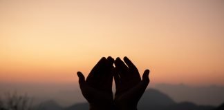 Nëse dikush i ka keqtrajtuar prindërit e tij dhe pasi ata vdiqën ai u pendua; çfarë duhet të bëjë tani?