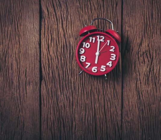 Nëse uji është dhjetë minuta larg tij; a i lejohet të marrë tejemum?