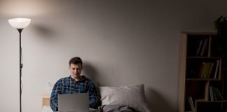 A i lejohet një të rrituri të flejë në të njëjtin shtrat me nënën e tij?