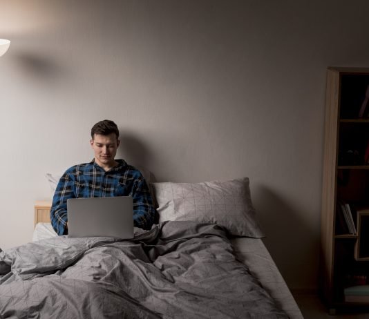 A i lejohet një të rrituri të flejë në të njëjtin shtrat me nënën e tij?