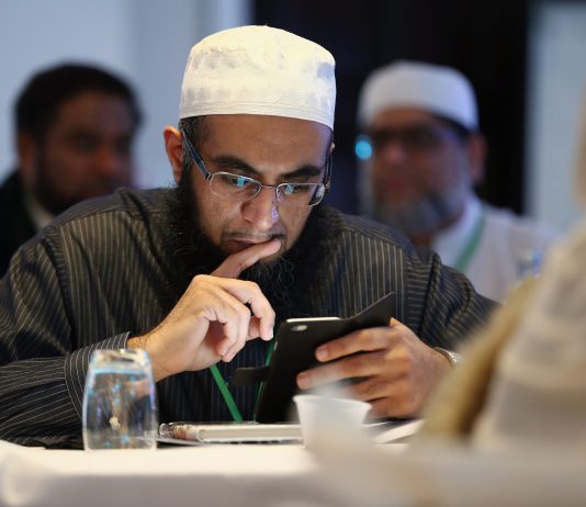 Cila ka prioritet: thirrja e jomuslimanëve në Islam apo thirrja e muslimanëve jo të përkushtuar, për t’u përkushtuar fetarisht?