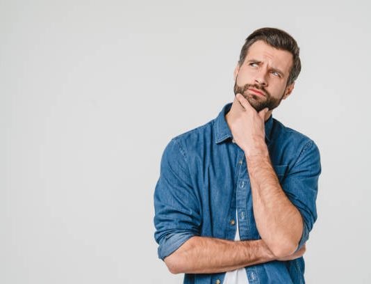 Ai është i shkujdesur për mëkatet, me arsyetimin se edhe sahabët kanë bërë mëkate!