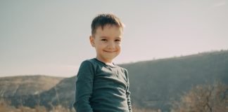 Djemtë e vegjël që luajnë me organet gjenitale