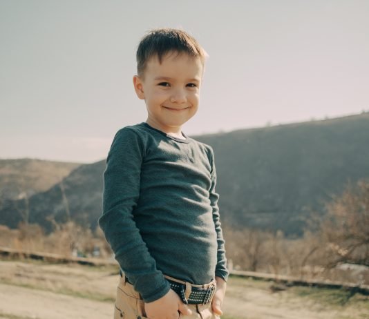 Djemtë e vegjël që luajnë me organet gjenitale