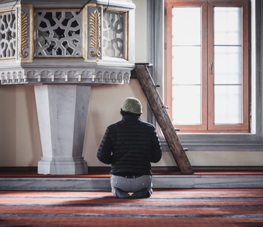 Nëse më ndodh kështu në namaz, si të veprojë?