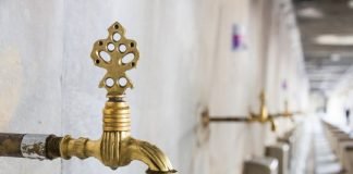 A e prish abdesin ndërrimi i rrobave?