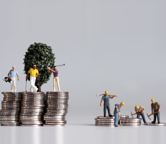 Një përgjigje ndaj argumentit të çuditshëm, se nëse Allahu nuk është i padrejtë, pse njerëzit ndryshojnë kaq shumë dhe bekimet që ata kanë?