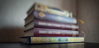 A lejohet vendosja e librave të tjerë fetar mbi Mus’haf?