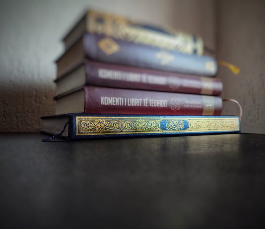 A lejohet vendosja e librave të tjerë fetar mbi Mus’haf?