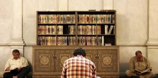 A lejohet vënia e Mus’hafit në kofshë ose në gju kur lexohet prej tij?