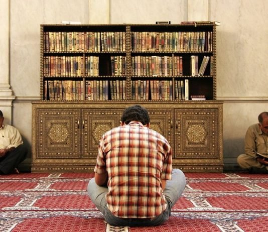 A lejohet vënia e Mus’hafit në kofshë ose në gju kur lexohet prej tij?