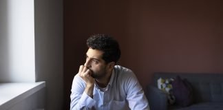Ai dëshiron t’i thërrasë punonjësit e tjerë për t’u falur, por ai heziton