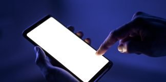 Shikimi i skenave erotike në telefon dhe pendimi