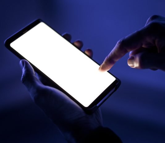 Shikimi i skenave erotike në telefon dhe pendimi