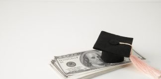 Mori një hua universiteti, me kusht që nëse vonohet në kthimin e huasë, do të paguajë kamatë