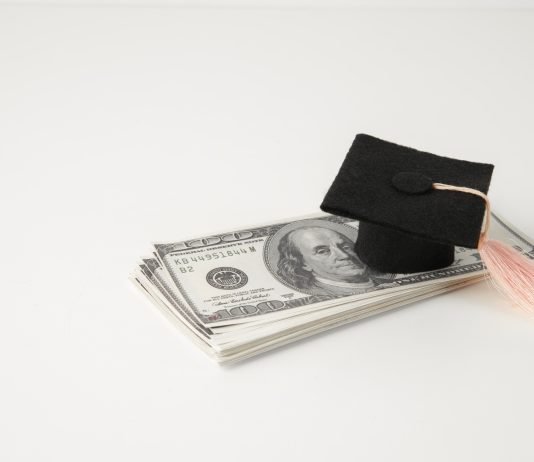 Mori një hua universiteti, me kusht që nëse vonohet në kthimin e huasë, do të paguajë kamatë