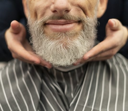 Ai është mbi pesëdhjetë vjeç dhe dëshiron t’i propozojë një gruaje. A konsiderohet mashtrim nëse ai e lyen mjekrën me ngjyrë tjetër nga e zeza?