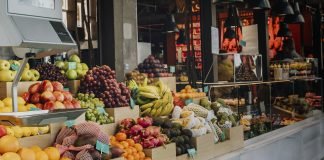 A i lejohet një gruaje të blejë dhe të shesë gjatë namazit të xhumasë?