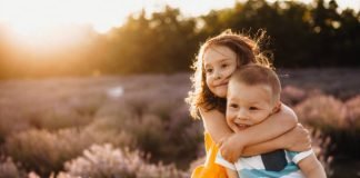 A i lejohet një motre t’i puth vëllezërit e saj në vende publike?