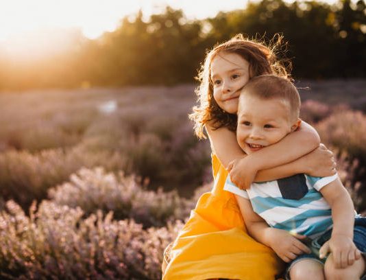 A i lejohet një motre t’i puth vëllezërit e saj në vende publike?