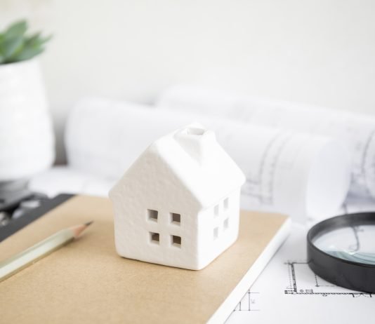 A lejohet që nëna ta regjistrojë banesën e saj në emër të djalit të saj, me pëlqimin e motrave të tij?