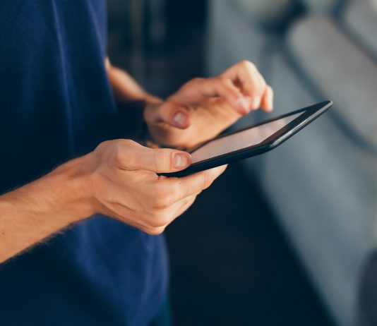 Ai dëshiron që motra e tij t’i tregojë një foto të shoqes së saj në mënyrë që ai t’i propozojë asaj