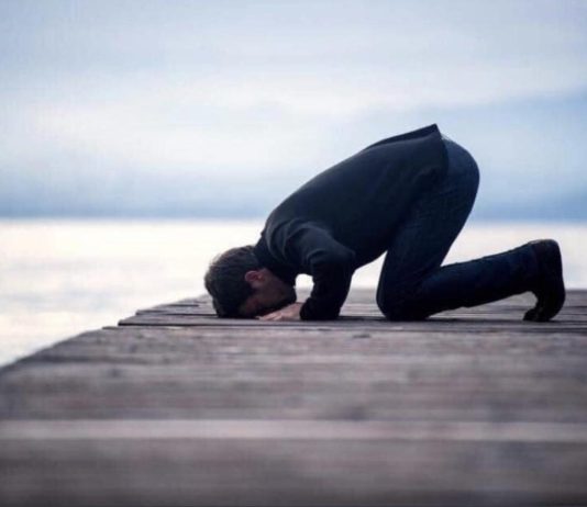 Çka thoni për një njeri i cili pi alkool dhe falë namaz?