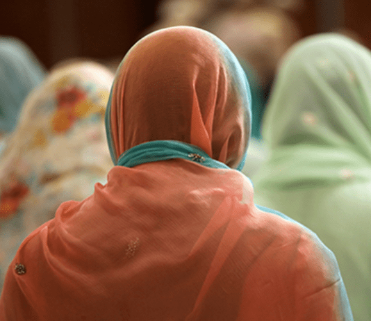 Cilat janë kushtet që gruaja të udhëheq gratë e tjera në namaz?