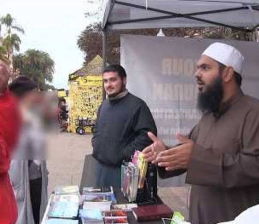 GEZIMI KUR JOBESIMTARËT HYJNË NË ISLAM!