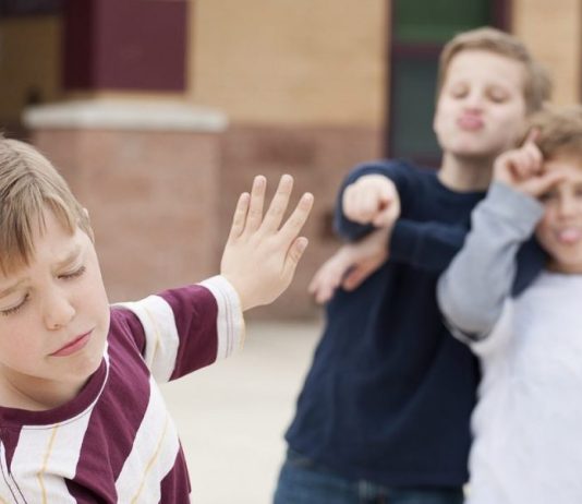 A konsiderohet pjesmarrje në mëkat, të qeshurit me mëkatin e dikujt dhe tallja me fenë?