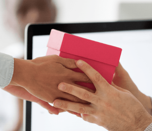 Pranimi i dhuratave në vendin e punës