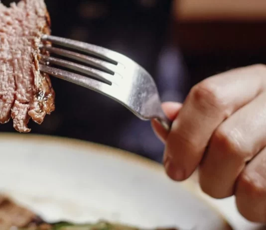 A bën të hahet bukë me dorë të majtë ?