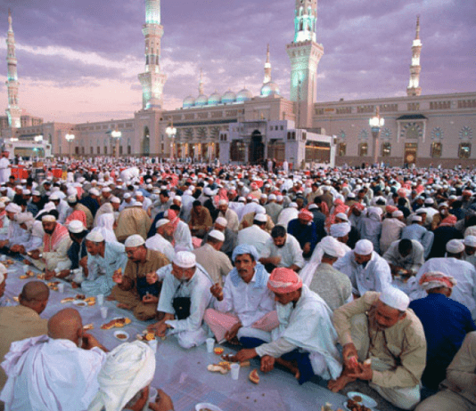 A është e lejuar për ata që nuk agjërojnë të hanë nga sofrat e iftarit që vendosen për agjëruesit në Xhaminë Pejgamberike?