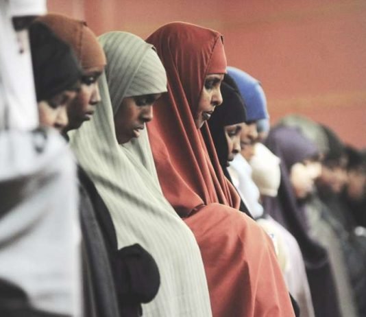 Cilat janë kushtet që gruaja të udhëheq gratë e tjera në namaz?