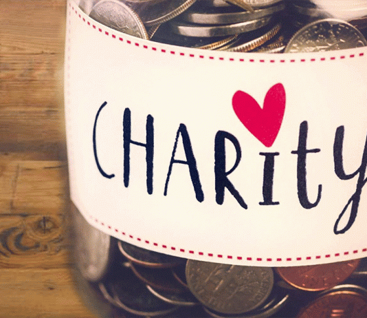 A i lejohet gruas që nga pasuria e bashkëshortit të japë sadaka për vete apo për ndonjë të vdekur të familjes së saj?