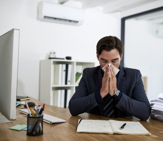 Përse e do Allahu teshtimën dhe e urren gogësimën?