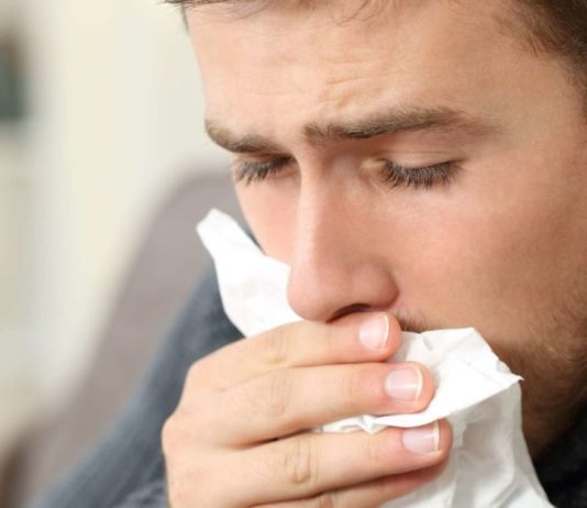 A ka ndonje hadith që e ndalon me pështy në drejtim të kibles dhe në anën e djathtë?