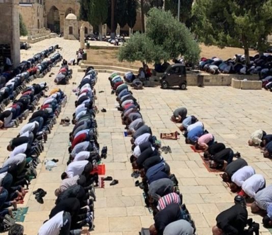 A është namazi në rregull nëse falemi pas mëkatarit?