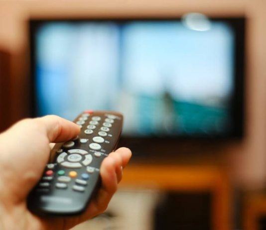 Shikimi i përmbajtjeve devijuese dhe amorale nuk është e lejuar në asnjë mënyrë, madje edhe në shoqërim të bashkëshortes