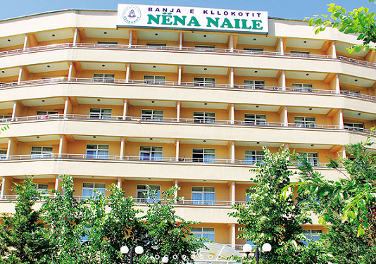A lejohet femra të shkoj në banjë për shërim?