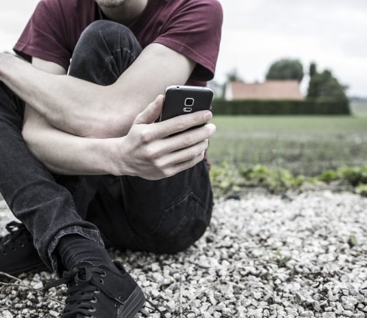 Si të bisedoj me djalin tim pesëmbëdhjetë vjeçar sepse nuk më dëgjon?