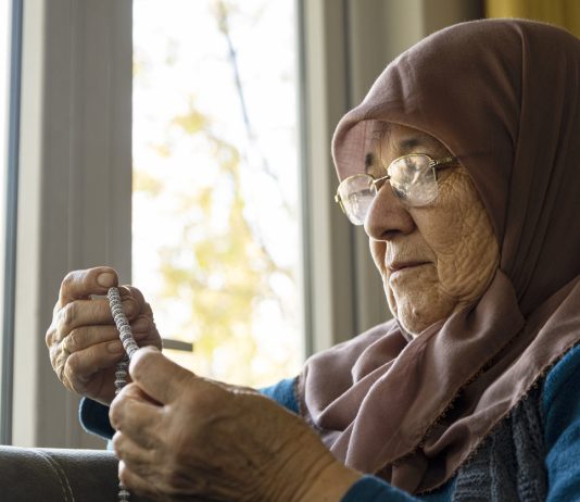 Nëna thotë: “Nuk mund të falem sepse nuk mund ta kontrolloj urinën”. Si e këshilloni?