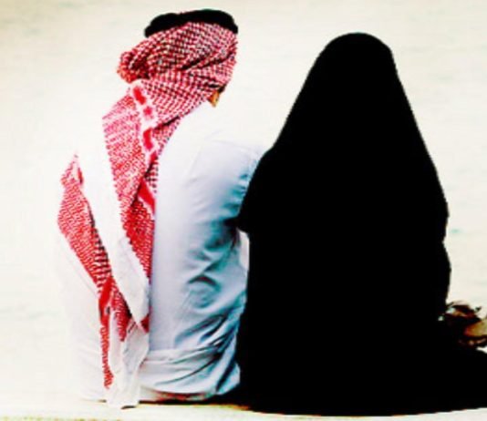 A lejohet të lahen gruaja dhe burri së bashku në banjo?