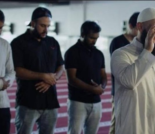 A mundet jomyslimani ta falë namazin?