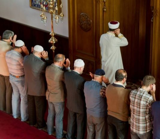A është i saktë hadithi: “Kush fal namazin me xhemat dyzetë ditë?”