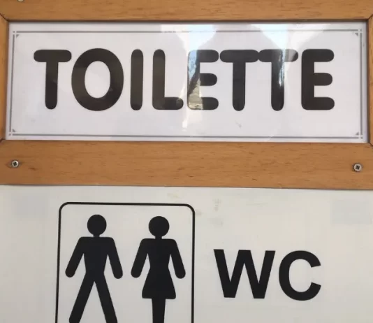 Dhikri kur hyn dhe del nga tualeti?