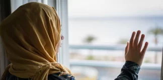 A pranohet namazi i femrave që nuk janë të mbuluara?