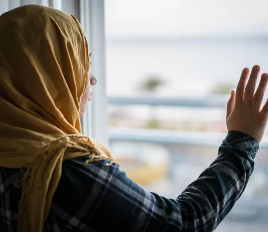 Kam motrën 15-vjeçare kur i them që të mos bëj diçka që është e ndaluar nga feja e Allahut, nuk më dëgjon?